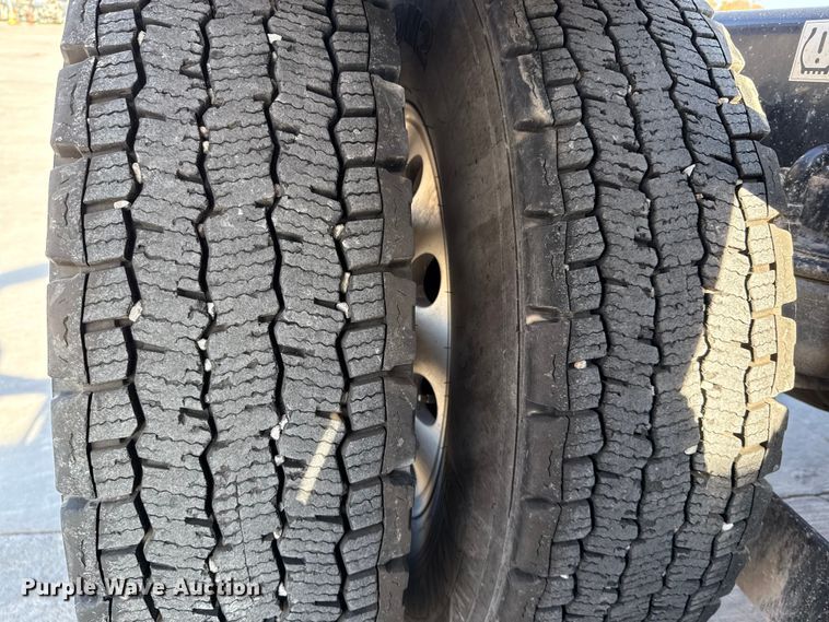 image for item EE3412 2017 Kenworth T800 semi truck