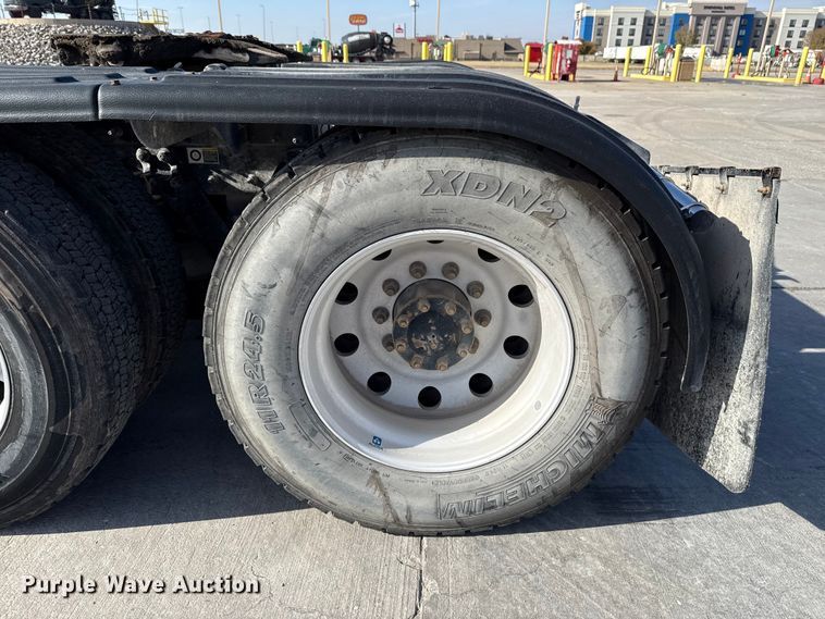 image for item EE3412 2017 Kenworth T800 semi truck