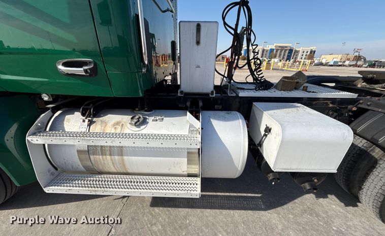 image for item EE3413 2018 Peterbilt 567 semi truck