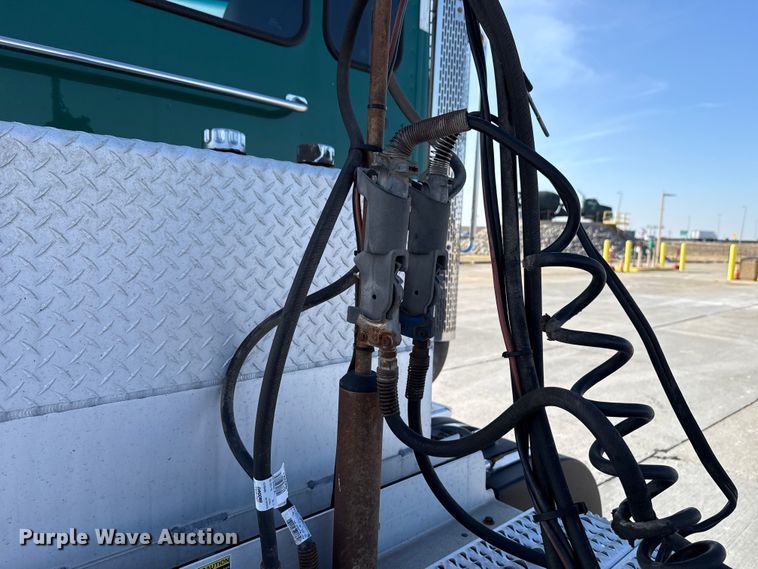 image for item EE3413 2018 Peterbilt 567 semi truck