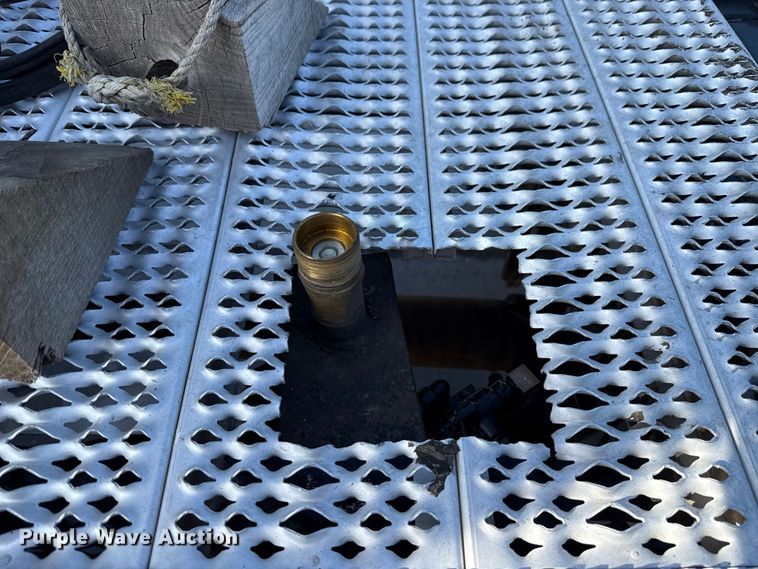 image for item EE3413 2018 Peterbilt 567 semi truck