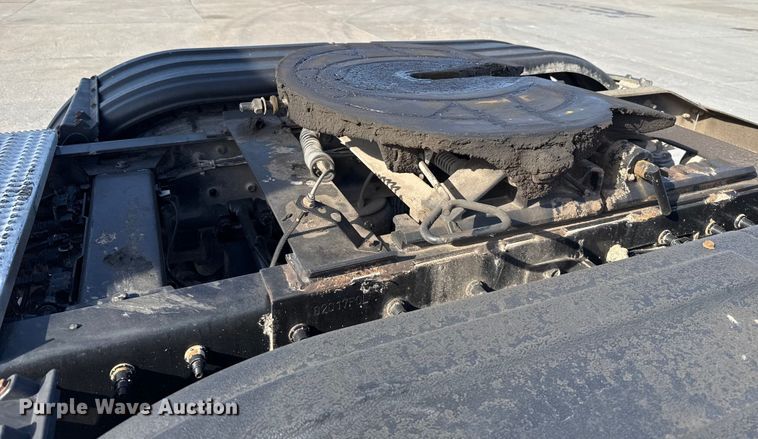 image for item EE3413 2018 Peterbilt 567 semi truck