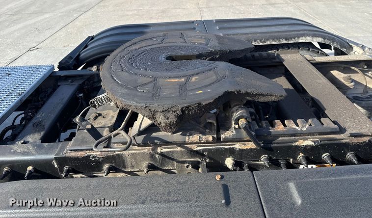 image for item EE3413 2018 Peterbilt 567 semi truck