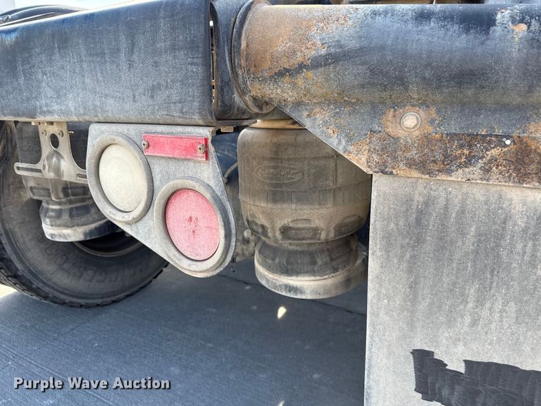 image for item EE3413 2018 Peterbilt 567 semi truck