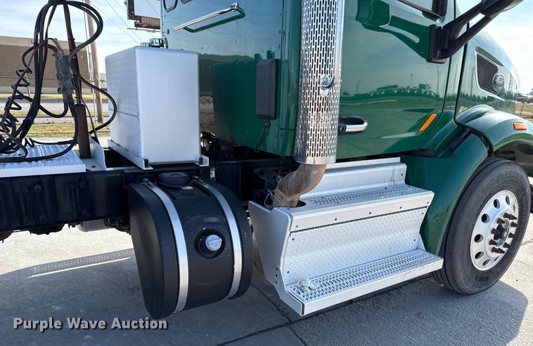 image for item EE3413 2018 Peterbilt 567 semi truck
