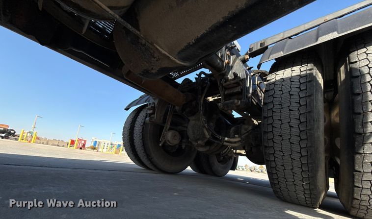 image for item EE3413 2018 Peterbilt 567 semi truck