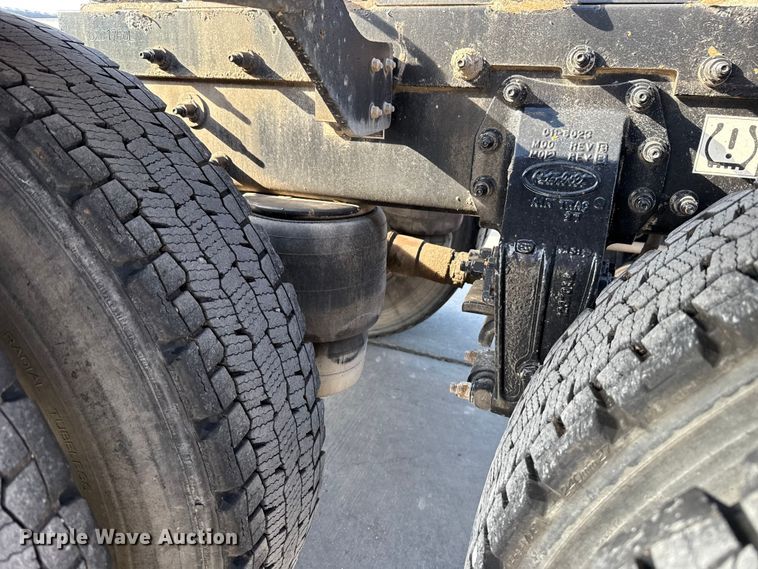 image for item EE3413 2018 Peterbilt 567 semi truck