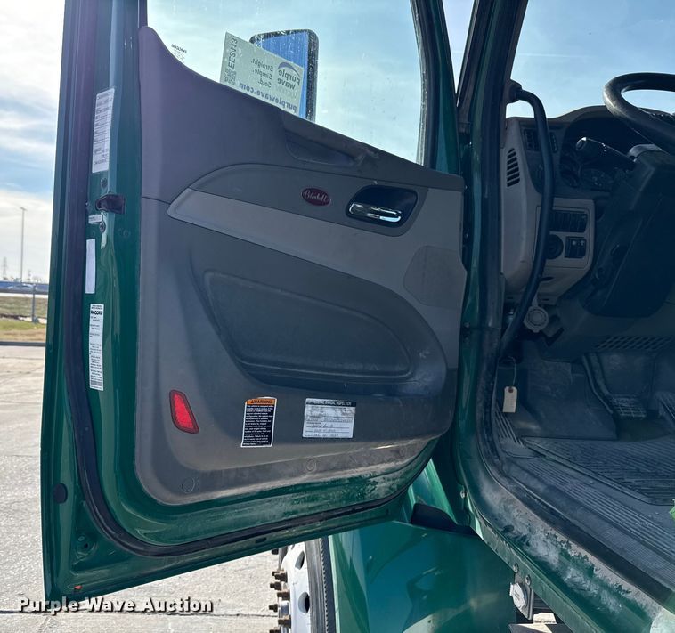 image for item EE3413 2018 Peterbilt 567 semi truck