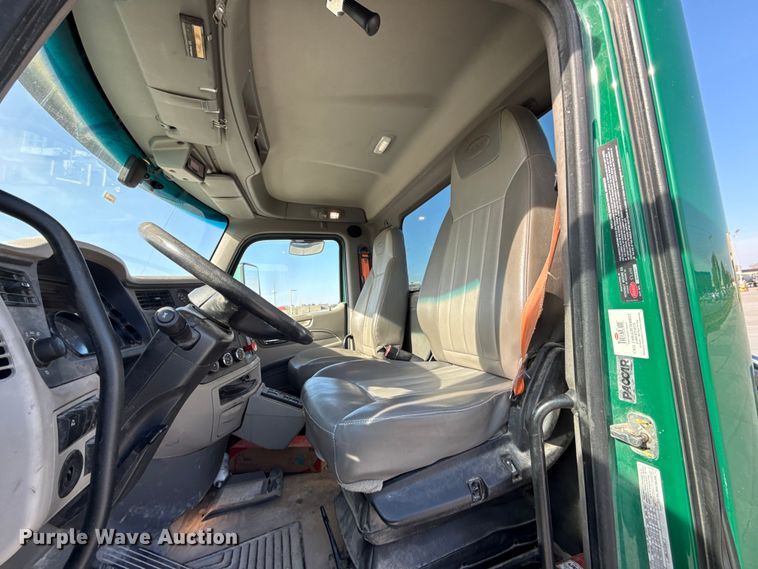 image for item EE3413 2018 Peterbilt 567 semi truck