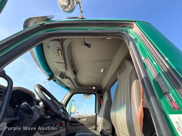 image for item EE3413 2018 Peterbilt 567 semi truck