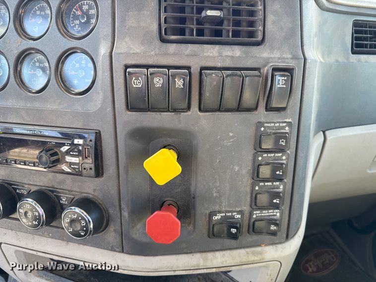 image for item EE3413 2018 Peterbilt 567 semi truck