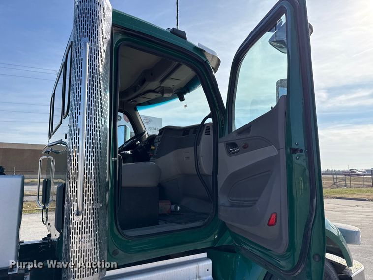 image for item EE3413 2018 Peterbilt 567 semi truck