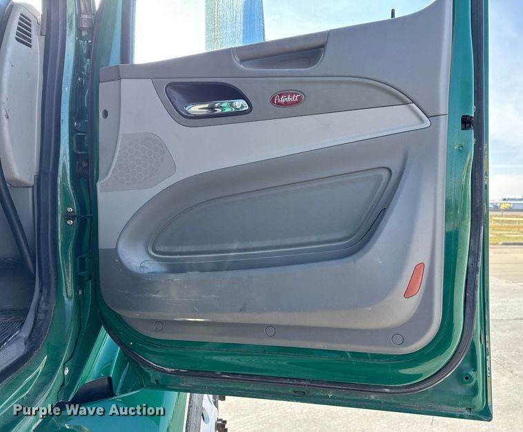 image for item EE3413 2018 Peterbilt 567 semi truck