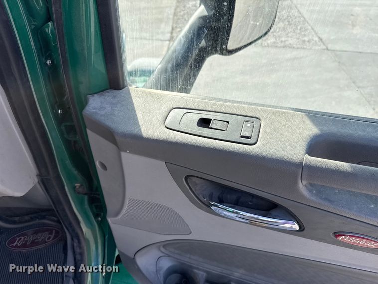 image for item EE3413 2018 Peterbilt 567 semi truck