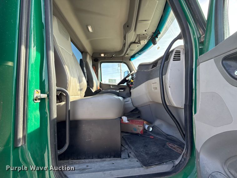 image for item EE3413 2018 Peterbilt 567 semi truck