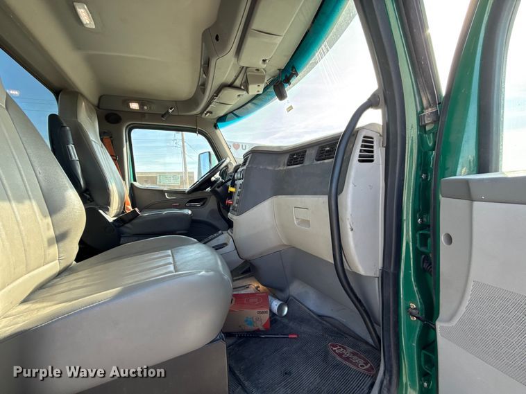 image for item EE3413 2018 Peterbilt 567 semi truck