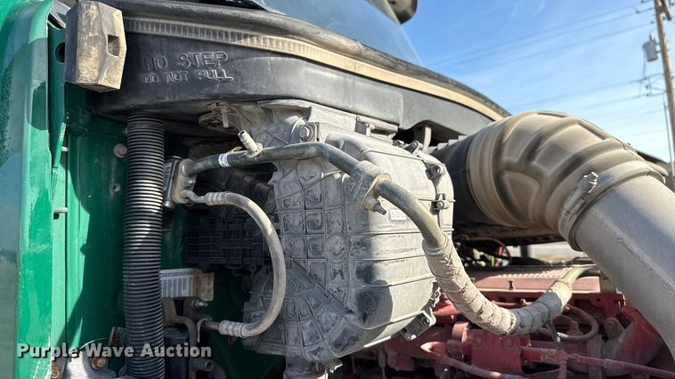 image for item EE3413 2018 Peterbilt 567 semi truck