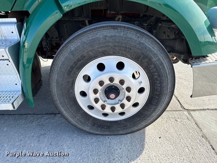 image for item EE3413 2018 Peterbilt 567 semi truck