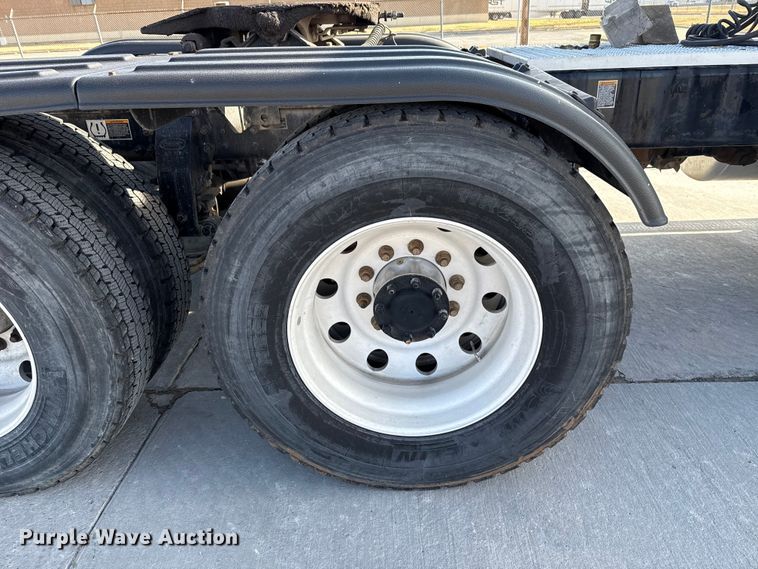 image for item EE3413 2018 Peterbilt 567 semi truck