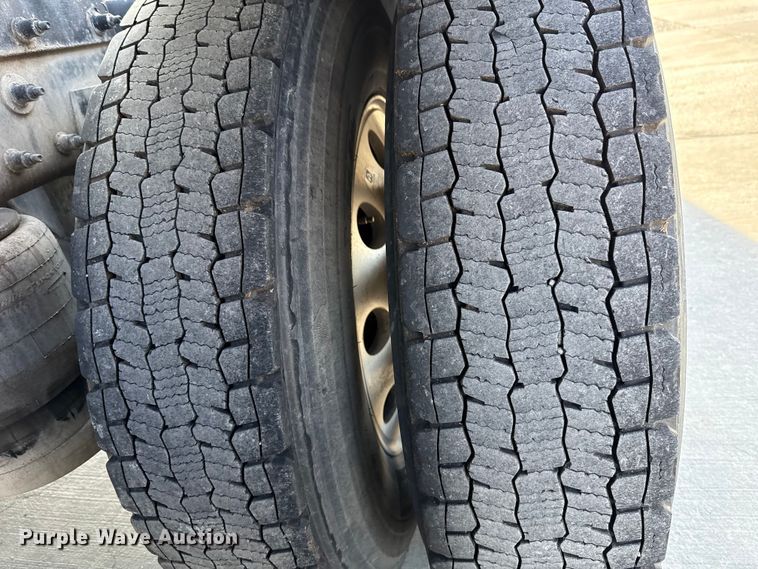 image for item EE3413 2018 Peterbilt 567 semi truck