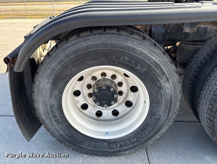 image for item EE3413 2018 Peterbilt 567 semi truck