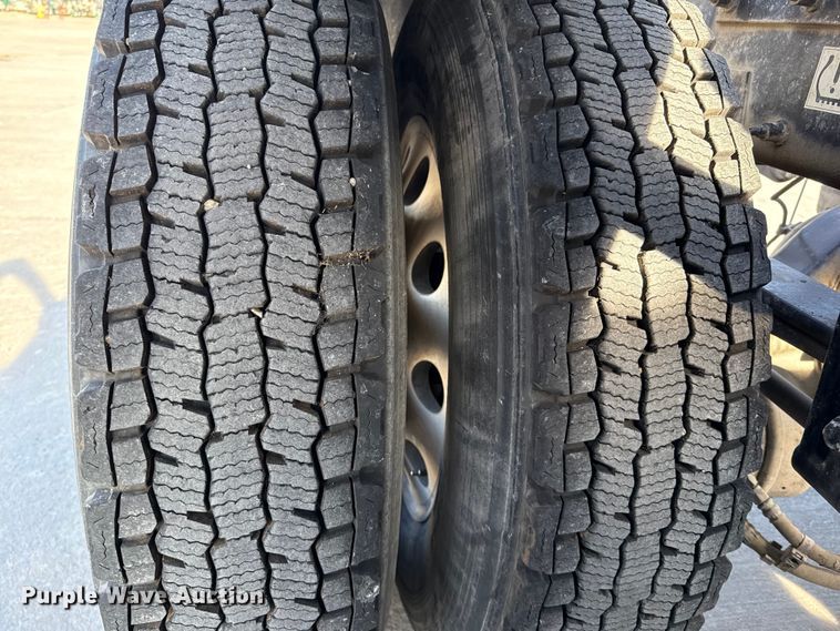 image for item EE3413 2018 Peterbilt 567 semi truck