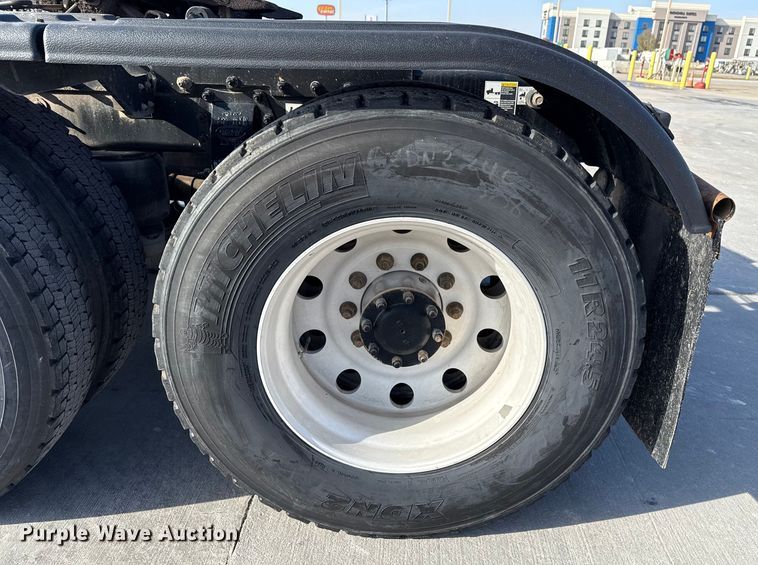 image for item EE3413 2018 Peterbilt 567 semi truck