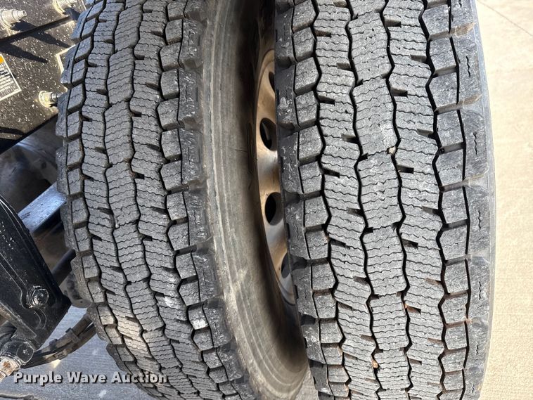 image for item EE3413 2018 Peterbilt 567 semi truck