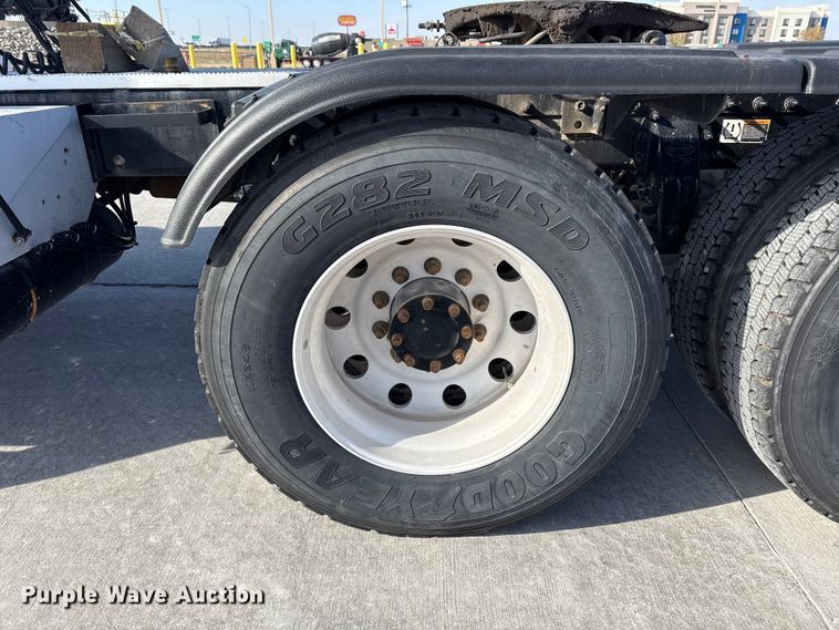 image for item EE3413 2018 Peterbilt 567 semi truck