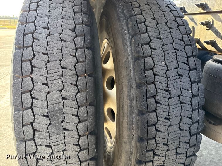 image for item EE3413 2018 Peterbilt 567 semi truck