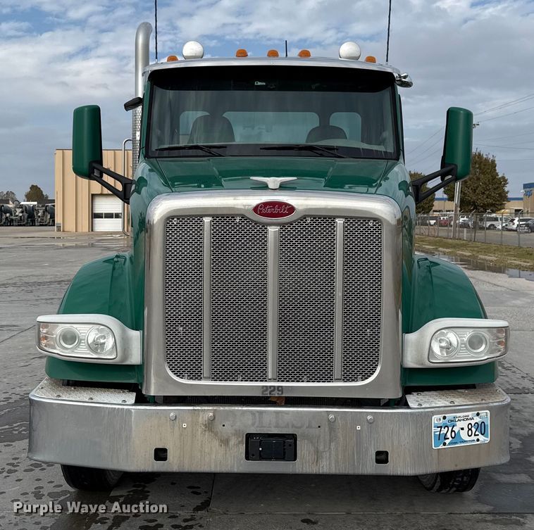 image for item EE3414 2019 Peterbilt 567 semi truck