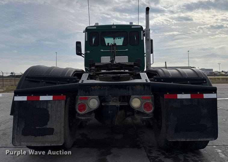 image for item EE3414 2019 Peterbilt 567 semi truck