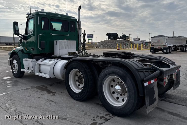 image for item EE3414 2019 Peterbilt 567 semi truck