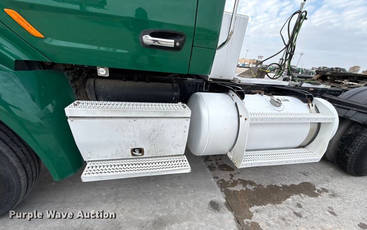 image for item EE3414 2019 Peterbilt 567 semi truck