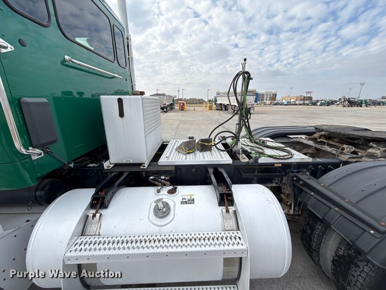 image for item EE3414 2019 Peterbilt 567 semi truck