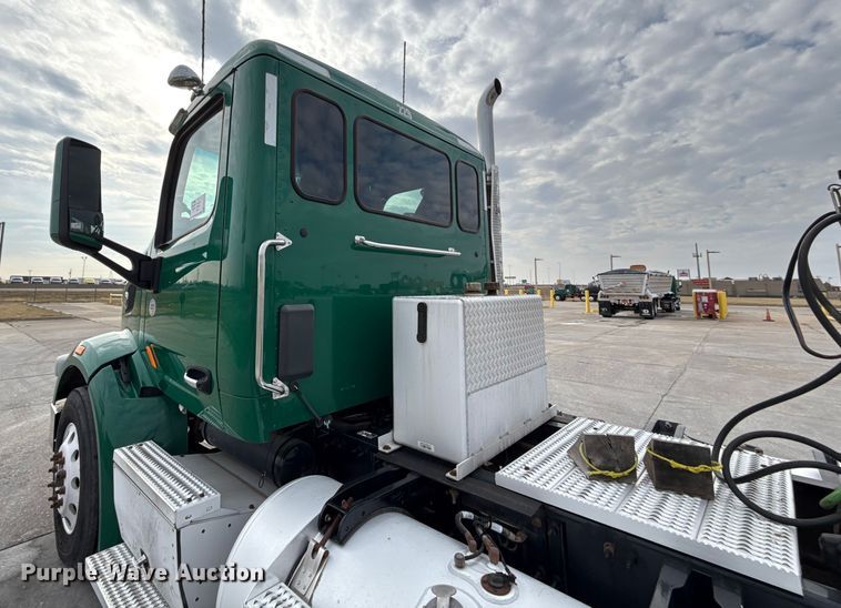 image for item EE3414 2019 Peterbilt 567 semi truck