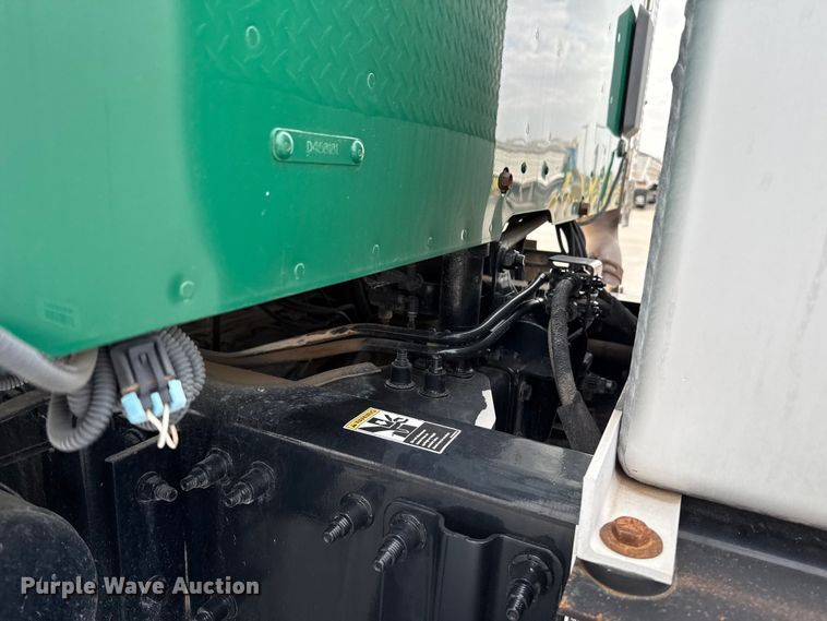 image for item EE3414 2019 Peterbilt 567 semi truck