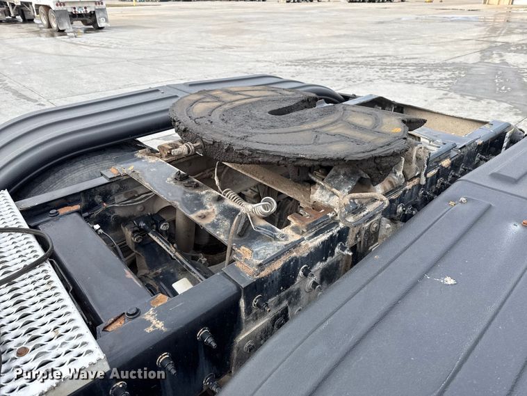 image for item EE3414 2019 Peterbilt 567 semi truck