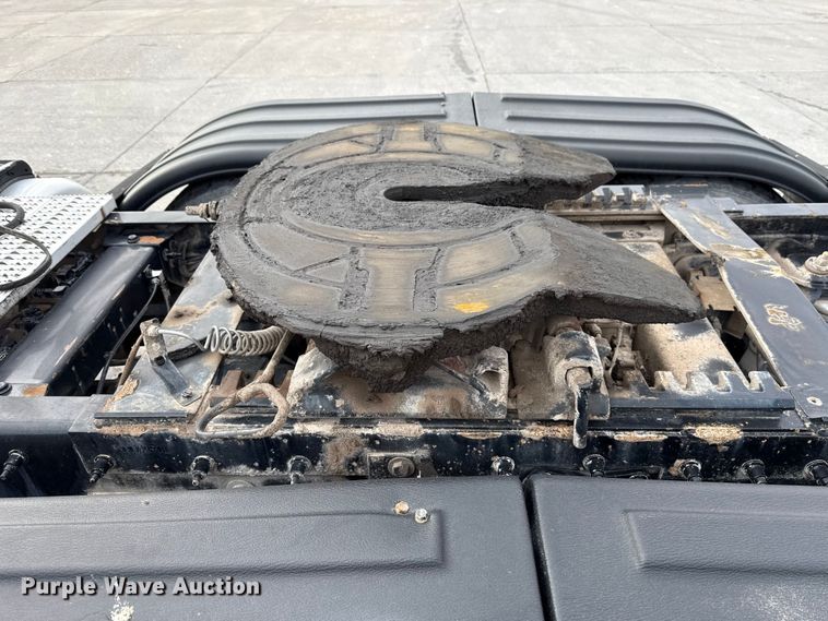 image for item EE3414 2019 Peterbilt 567 semi truck