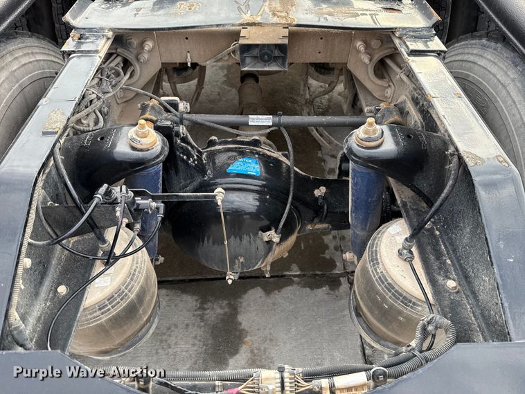 image for item EE3414 2019 Peterbilt 567 semi truck