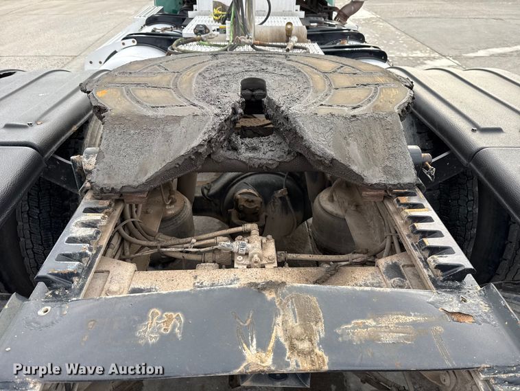 image for item EE3414 2019 Peterbilt 567 semi truck