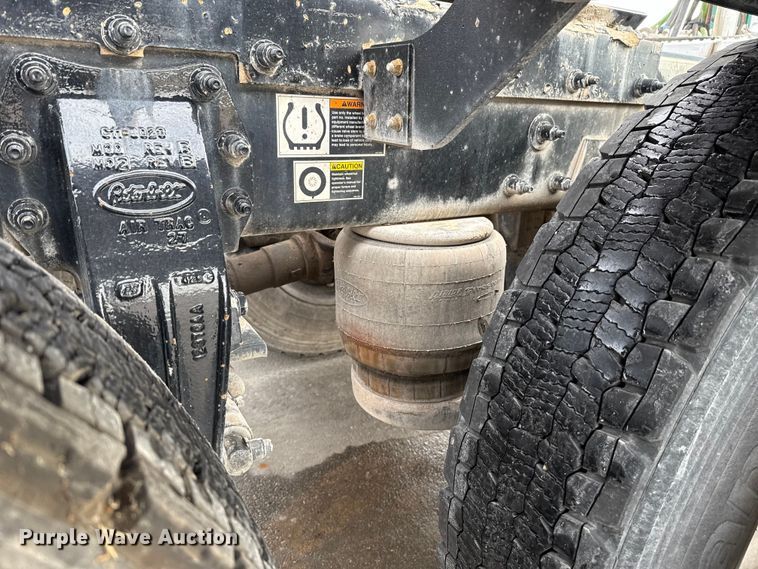 image for item EE3414 2019 Peterbilt 567 semi truck