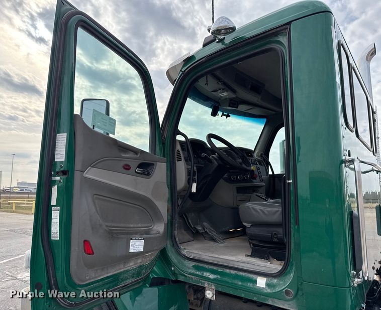 image for item EE3414 2019 Peterbilt 567 semi truck