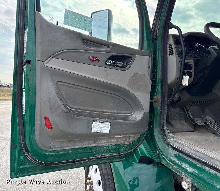 image for item EE3414 2019 Peterbilt 567 semi truck