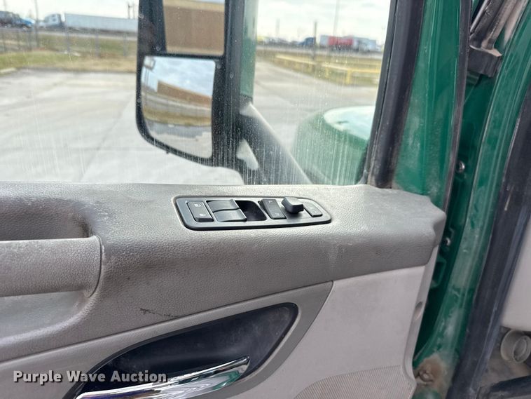 image for item EE3414 2019 Peterbilt 567 semi truck