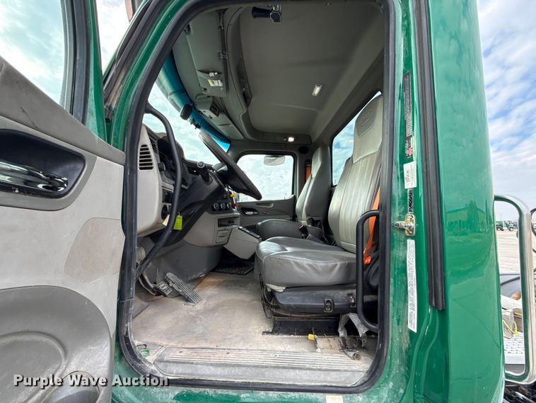 image for item EE3414 2019 Peterbilt 567 semi truck