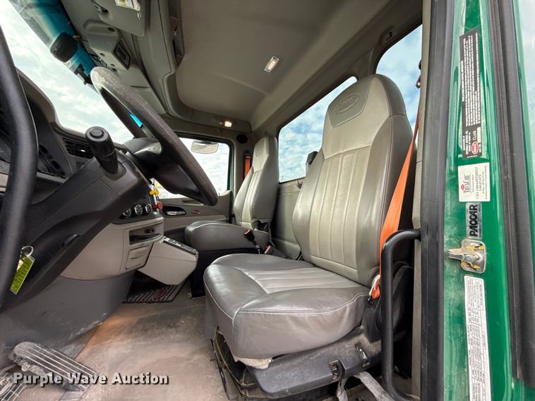 image for item EE3414 2019 Peterbilt 567 semi truck