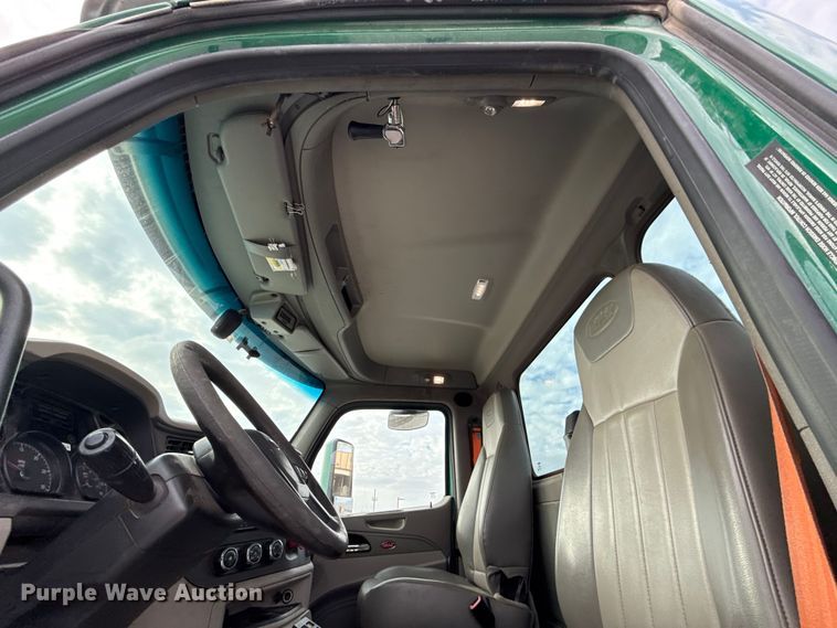 image for item EE3414 2019 Peterbilt 567 semi truck