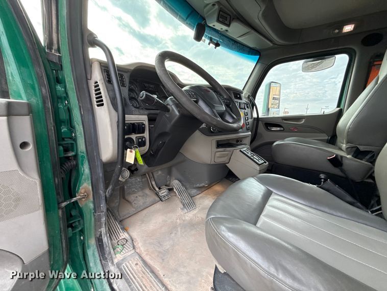 image for item EE3414 2019 Peterbilt 567 semi truck