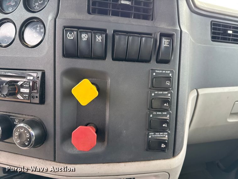 image for item EE3414 2019 Peterbilt 567 semi truck